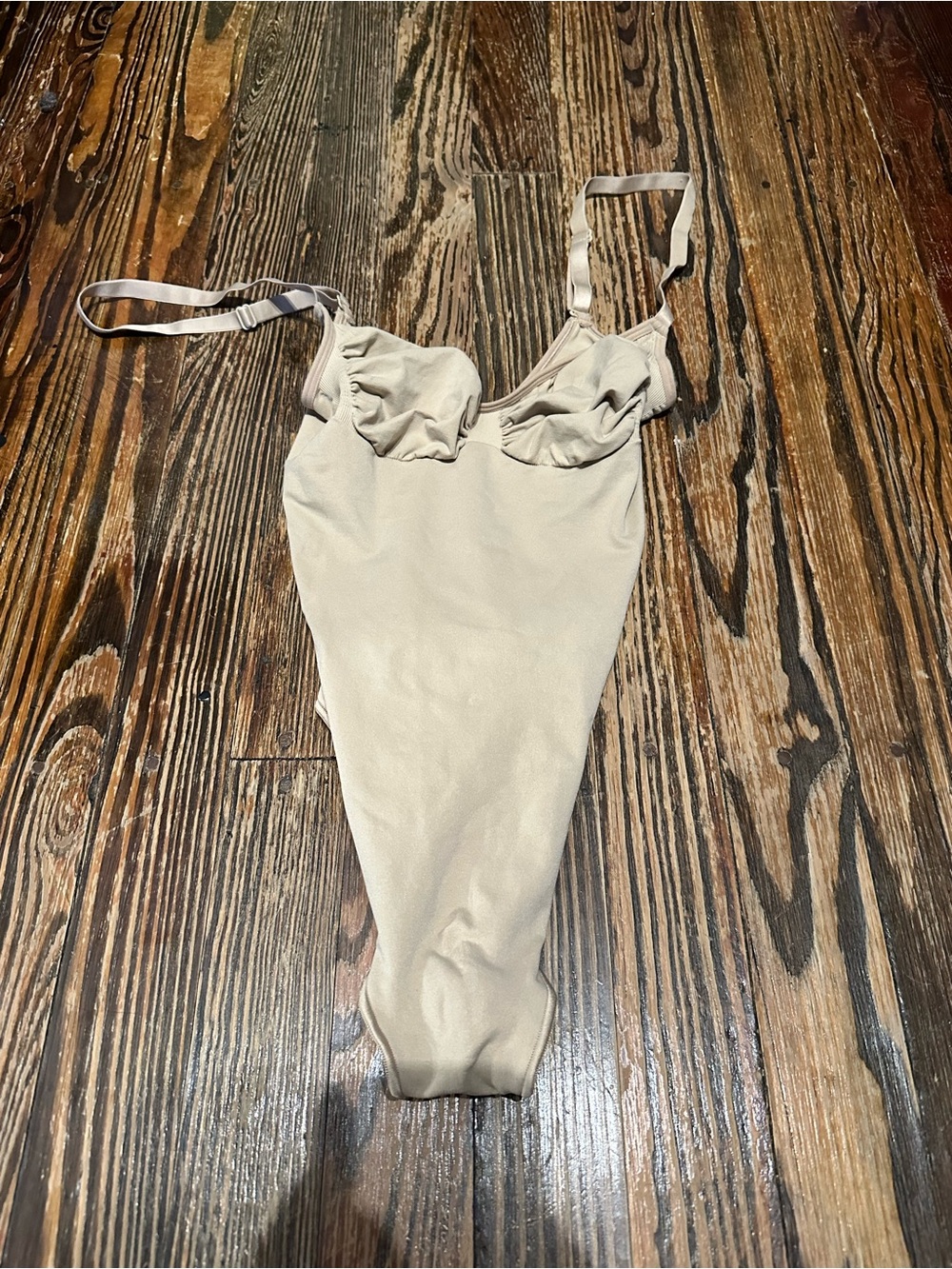 SKIMS NWOT Seamless sculpt Shapeware size 2XL